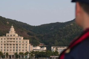 下午报备的船里有两艘需要查验大家准备出航对讲机里传来科长李剑平的声...