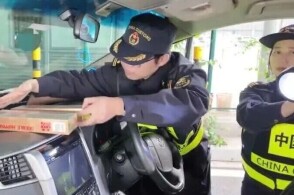 3月6日港珠澳大桥海关关员在出境客车通道监管时发现一辆粤港两地牌客...