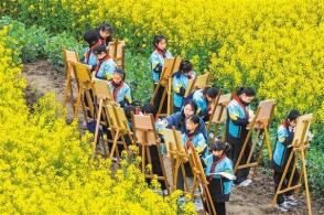 4月1日春假期间江苏省泰州市溱潼中心小学的学生们走进一处油菜花田开...