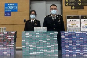 3月6日成都双流机场海关在进境旅检渠道查获3名旅客违规携带超量香烟...