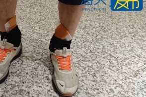 3月11日拱北海关所属横琴海关连续查获两起旅客绑藏白银颗粒进境案共...