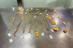 近日大连周水子机场海关在进境旅检渠道查获旅客违规携带黄金制品623...