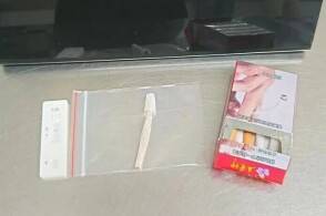近日罗湖海关查获进境旅客在香烟盒内藏匿自制大麻卷烟1支净重026克...