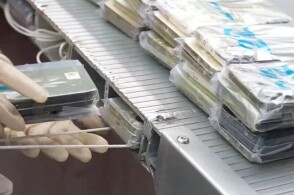 近日文锦渡海关在货运进口渠道查获车辆尾板夹层藏匿旧手机420台海关...