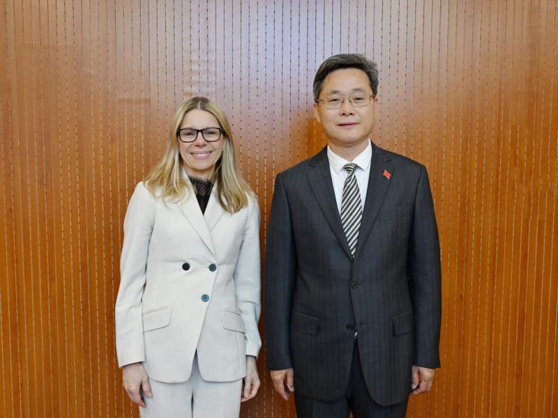 2026年3月22日财政部部长蓝佛安会见了来华出席中国发展高层论坛...