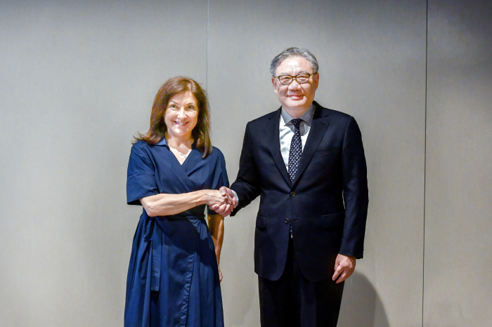 6月28日商务部部长王文涛在布鲁塞尔会见德国联邦经济和能源部部长赖...
