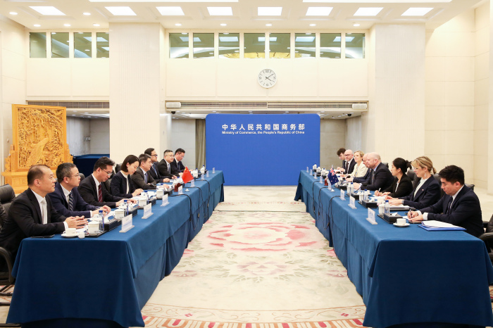 6月5日商务部国际贸易谈判代表兼副部长李成钢与新西兰外交贸易部副秘...